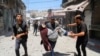 Palestinac nosi ženu, ranjenu u izraelskom napadu u gradu Gazi, 30. maja 2025.