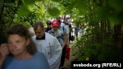 Каталіцкія вернікі па дарозе да лясной капліцы каля вёскі Дубок Астравецкага раёну, 4 ліпеня 2021 году