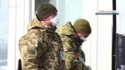 Українські прикордонники міряють температуру тим, хто виїжджає з Криму (відео)