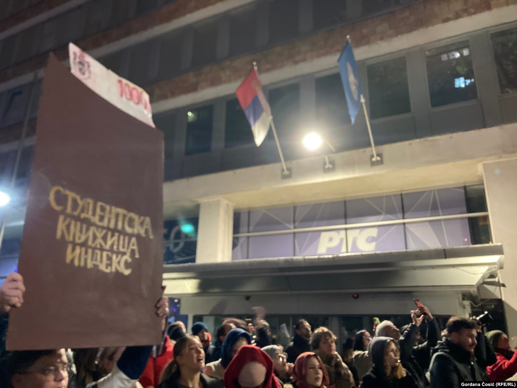 Kremlini e ka mbështetur regjimin në Serbi në shtypjen e "revolucionit me ngjyra", i cili është termi i përdorur nga zyrtarët serbë për t'iu referuar protestave studentore dhe civile që kanë vazhduar që nga fundi i nëntorit 2024.