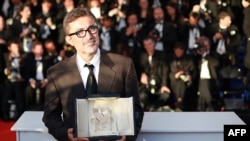 Nuri Bilge Ceylan "Qış yuxusu" filminə görə Kann festivalında mükafat alarkən, 2014