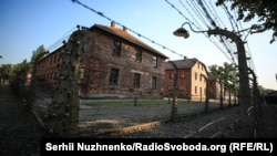 На території колишнього нацистського концтабору Аушвіц-Біркенау біля міста Освенцима (Польща) тепер діє музей