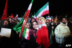 Атышууну эки жумага токтотуу келишимин майрамдап көчөгө чыккан тегерандыктар. 8-апрель, 2026-жыл.