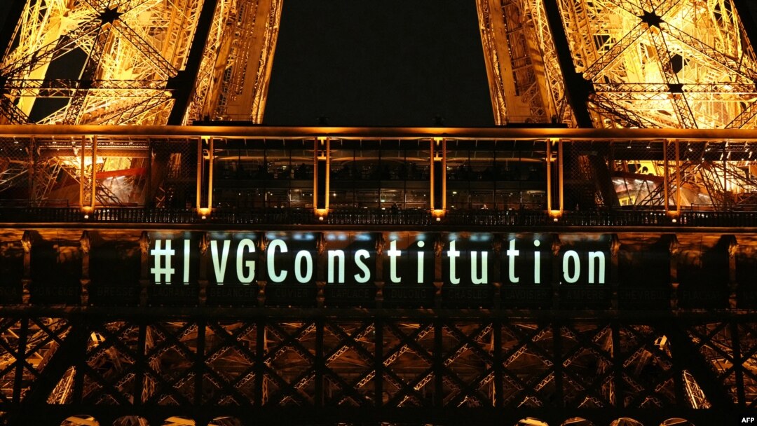 Un mesaj prin care dreptul la avort este garantat de Constituția franceză a fost proiectat pe Turnul Eiffel după ce parlamentul francez a votat includerea în Legea Fundamentală a acestui drept - Paris, pe 4 martie 2024.