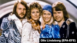 Membrii ABBA, după ce au câștigat concursul Eurovision cu 'Waterloo' în 1974.