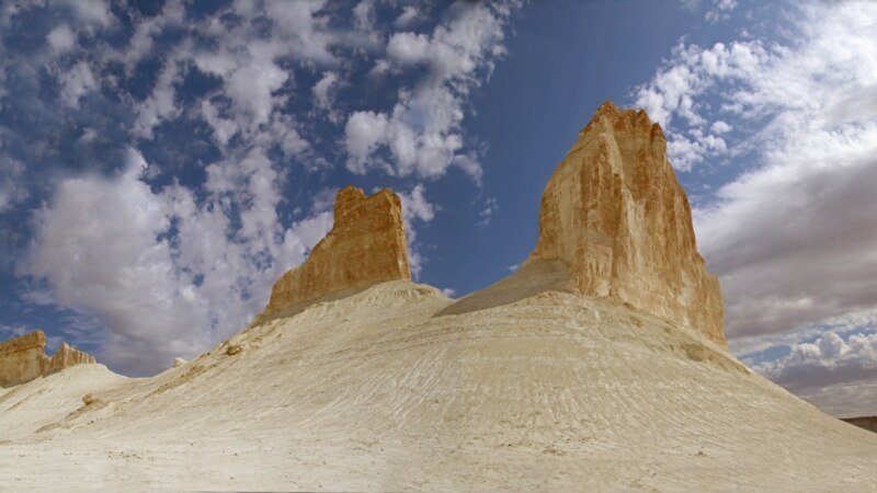 Урочище Бозжыра. Этот участок Устюртского плато представляет собой обширные пустынные ландшафты из известняковых отложений, орнаментальные скалы высотой в 250 метров. 