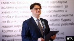 Министърът на културата Мариан Бачев на връчването на отличията "Златен век", 30 октомври 2025 г. Режисьорът Камен Калев отказа наградата като форма на "протест срещу настоящото политическо управление на държавата".