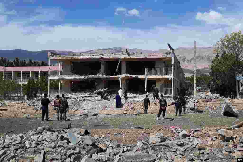 АВГАНИСТАН - При експлозија на автомобил-бомба во северниот дел на авганистанскиот град Ајбак се повредени најмалку 40 лица, соопштија денеска официјални претставници, пренесе германската новинска агенција ДПА.