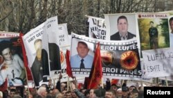 Protesti u Prištini zbog hapšenja pripadnika OVK, osumnjičenih za ratne zločine u selu Klečka kod Mališeva, Priština, mart 2011 