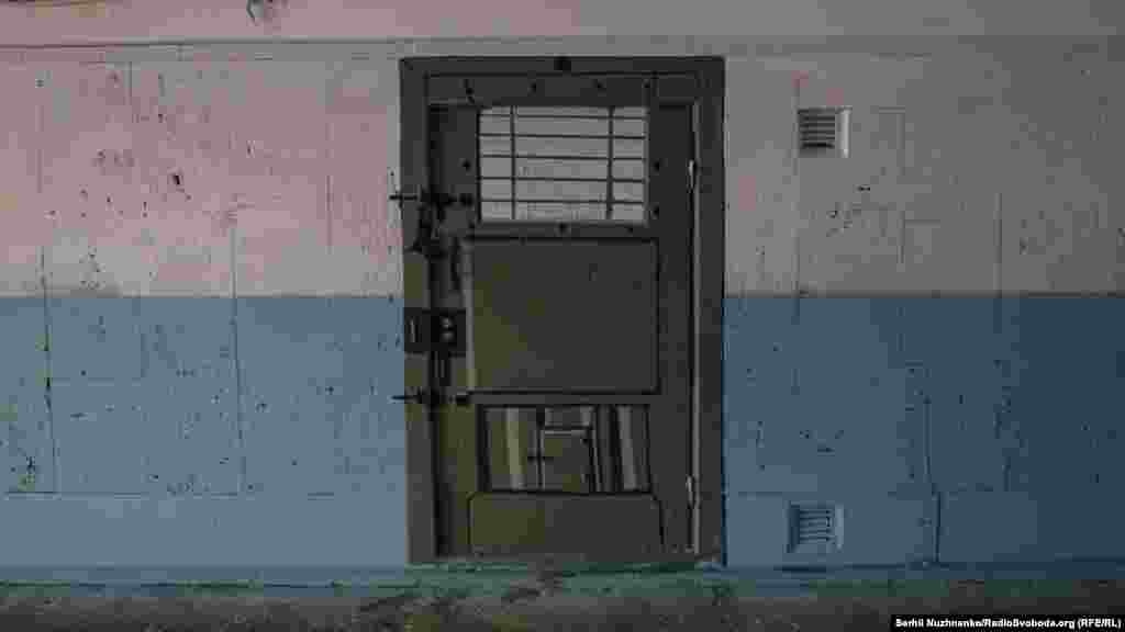 Стены раскрашены в двух цветах, а с обеих сторон на них изображены двери. По замыслу, каждая из этих дверей скрывает за собой одну из историй крымских политзаключенных