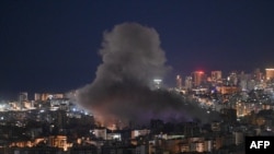 Aviația israeliană a lansat noi atacuri, joi dimineață, asupra suburbiilor de sud ale capitalie Libanului, Beirut. Acolo se află birouri și obiective ale organizației Hezbollah, aliată cu Iranul.