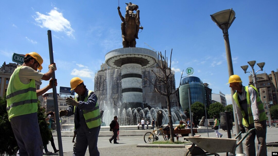 Архивска фотографија - Работници работат на плоштадот во центарот на Скопје. 