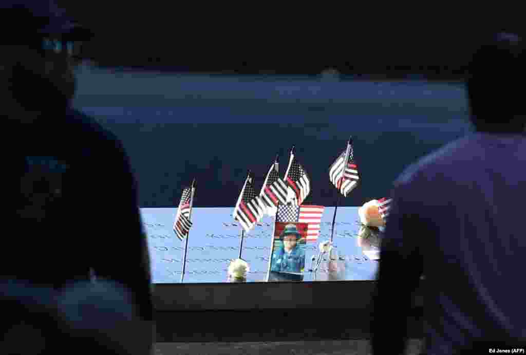 Një fotografi, disa flamuj dhe lule janë vendosur në Memorialin dhe Muzeun për 11 shtatorin në Nju Jork.&nbsp; &nbsp;