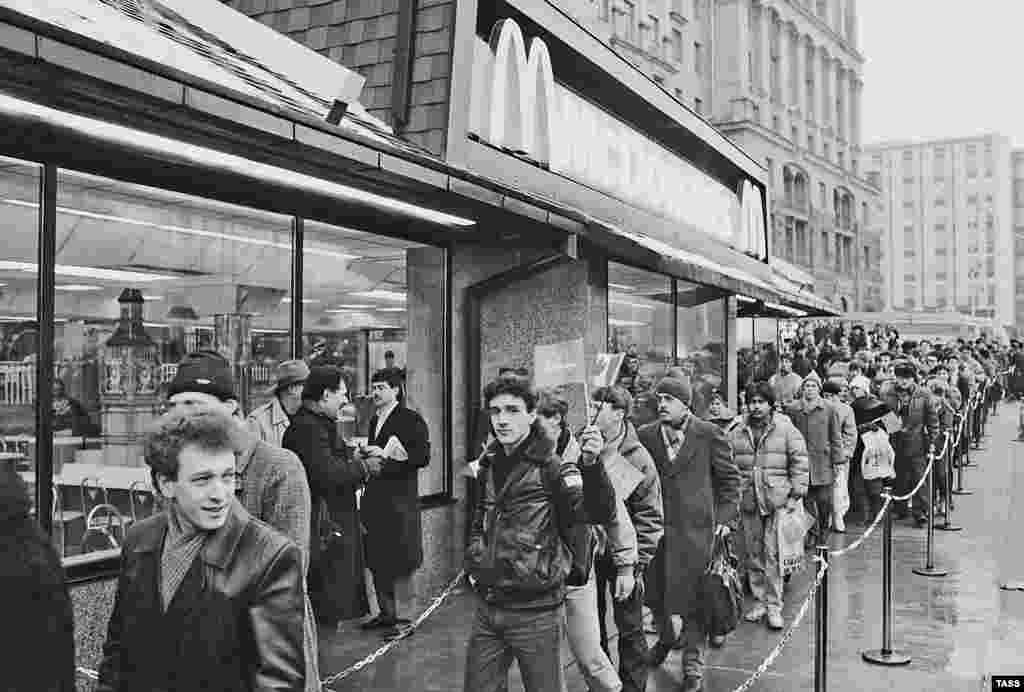 Muscovites were undeterred by the high prices at the new restaurant. Back in 1990, a Big Mac cost 3.50 rubles, more than a monthly bus pass. (The average monthly salary at the time was 150 rubles.)