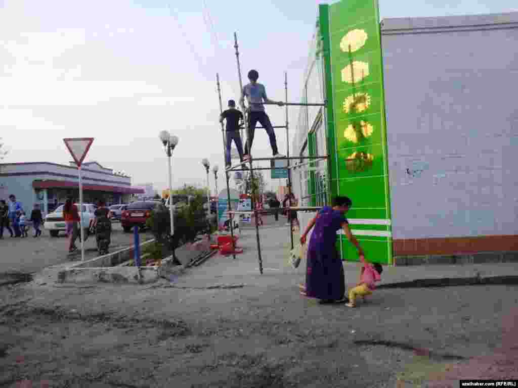 &Yacute;aş &ccedil;agajyk ejesiniň di&yacute;enini edenok