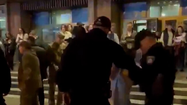 Ukrainasit nxirren nga lokalet për të luftuar: Çfarë mendojnë njerëzit? Ukrainasit nxirren nga lokalet për të luftuar: Çfarë mendojnë njerëzit?