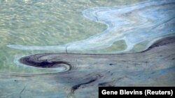 Naftne mrlje plutaju po vodi u kanalu Talbert uz obalu Kalifornije, oktobar, 2021.