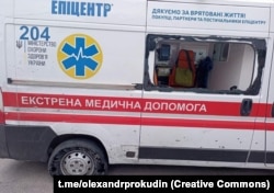 Ambulanță avariată din cauza unui atac rusesc cu drone în Herson, pe 17 iulie 2025.