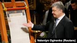 Президент України Петро Порошенко під час представлення томосу про автокефалію для Православної церкви України після Різдв’яної Літургії в Софійському соборі в Києві, 7 січня 2019 року