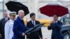 Președintele american Joe Biden și premierul japonez Fumio Kishida, după sosirea liderului Casei Albe în Japonia, pentru summit-ul G7. Cei doi vor avea o rundă separată de discuții, înainte de reuniunea summit-ului care va începe vineri la Hiroshima.