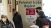 Oltásra váró idõs emberek a Magyar Honvédség Egészségügyi Központ székhelyén kialakított oltóponton 2021. február 5-én