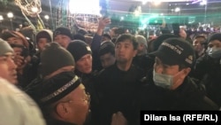 Участники протеста выдвигают требования заместителю акима Шымкента Шынгысу Мукану (он в маске)