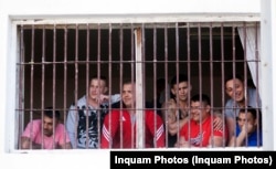 Deținuții români au început să se prindă din 2007 că pot scoate și câteva mii de euro ca despăgubiri pentru rele tratamente primite după gratii. Așa că sute de condamnați au dat România în judecată la CEDO pentru a obține daunele care sunt între 3.000 și 10.000 de euro.