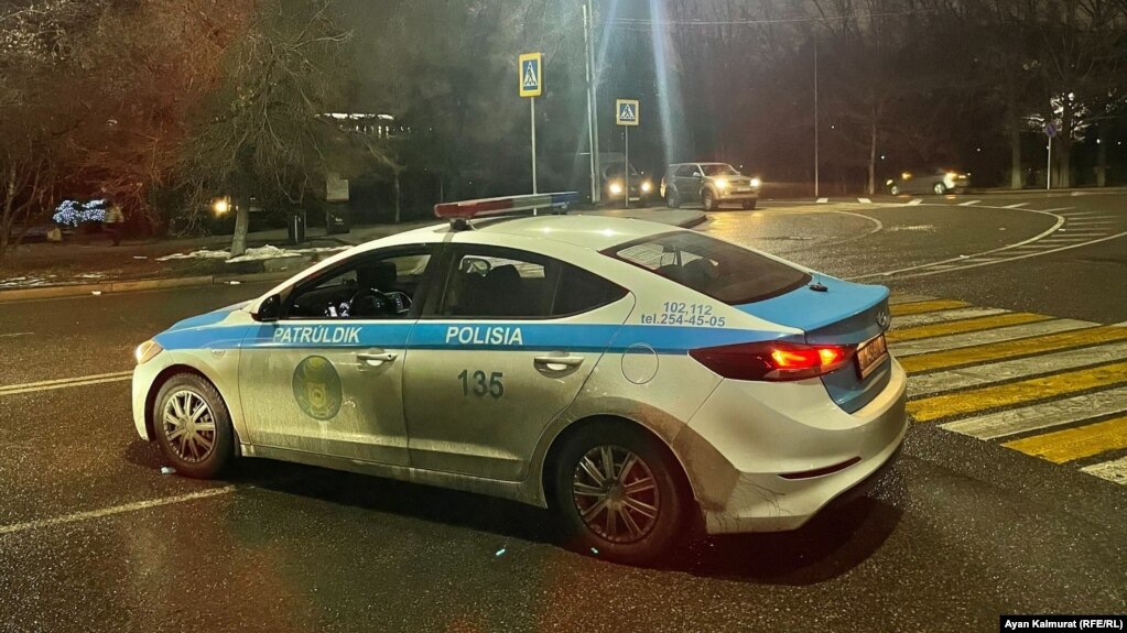 Автомобиль патрульной полиции в центре Алматы. 5 января 2022 года