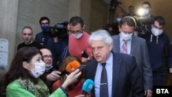 Вътрешният министър Бойко Рашков на излизане от разпита в Софийска градска прокуратура. 