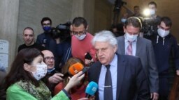 Вътрешният министър Бойко Рашков на излизане от разпита в Софийска градска прокуратура. 