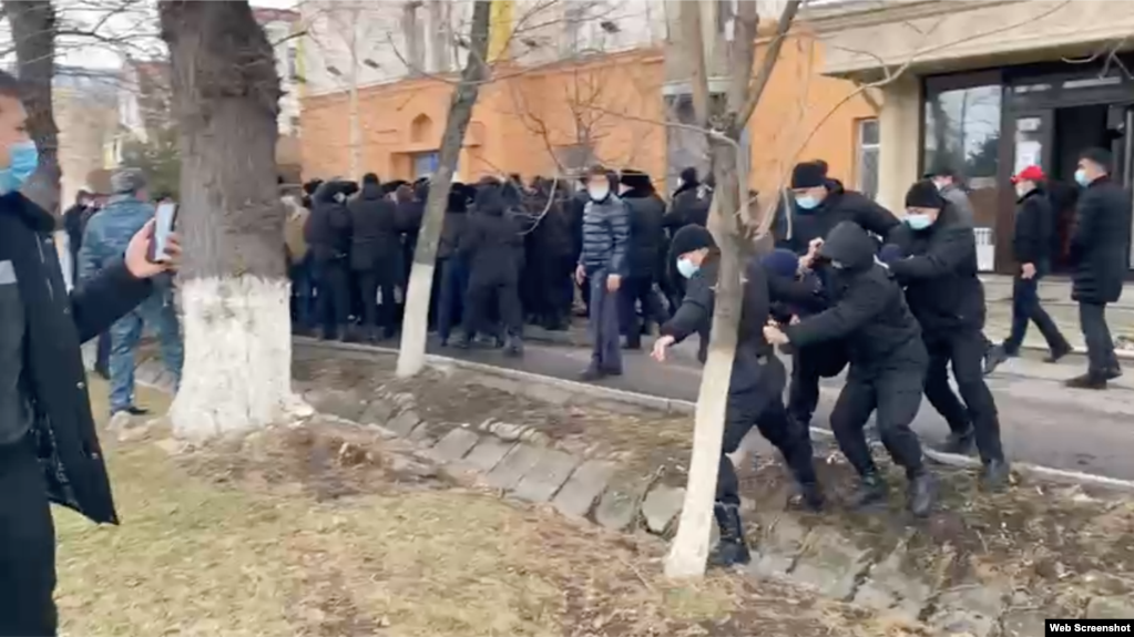 Разгон участников митинга в поддержку жанаозенских демонстрантов. Тараз, 4 января 2022 года