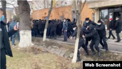 Таразда полиция наразыларды ұстап жатыр. Қаңтар, 2022 жыл. Видеодан алынған скриншот.
