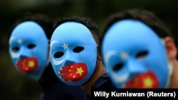 Активисты принимают участие в акции протеста против обращения Китая с этническими уйгурами и призывают к бойкоту зимних Олимпийских игр 2022 года в Пекине. Джакарта, Индонезия, 4 января 2022 года