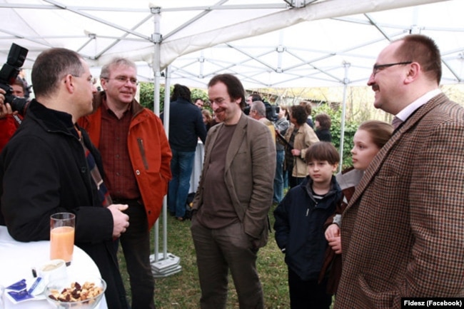 Kósa Lajos, Pokorni Zoltán, Szájer József és Németh Zsolt 2009-ben a Bibó István Szakkollégiumban, a Fidesz megalakulásának 21. évfordulóján. Korábban mindannyian a Fidesz legbefolyásosabb vezetői között voltak, de már régóta egyikük sincs igazán jelentős kormányzati pozícióban