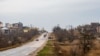 Единственная автодорога, напрямую связывающая Щелкино с райцентром Ленино, а также Феодосией, Симферополем и Севастополем