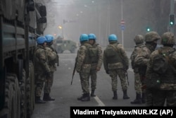 Ushtarët kazakë janë parë të veshur me helmeta të OKB-së në Almati, më 6 janar.