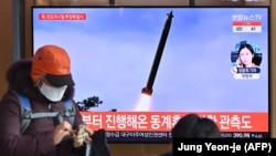 Južnokorejska televizija prikazuje snimak raketne probe Severne Koreje, Seul, 5. januar 2022.
