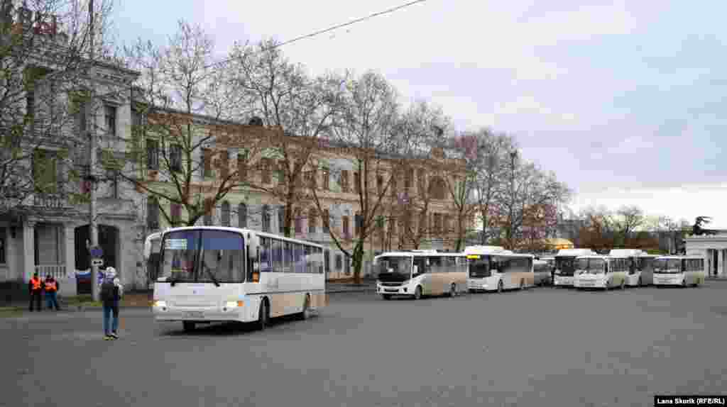 На час закриття рейду пасажирів на Північну сторону Севастополя возять автобуси, що вирушають із площі Нахімова