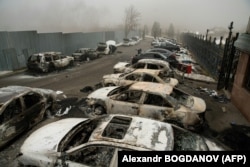 Сгоревшие автомобили на парковке в центре Алматы 6 января 2022 года после беспорядков, вспыхнувших после протестов против повышения цен на топливо