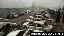 Десятки сгоревших машин в центре Алматы. 6 января 2022 года