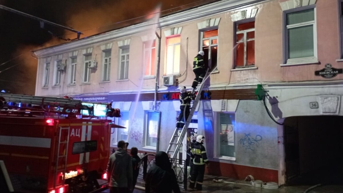 В центре Ялты горит двухэтажный дом – власти