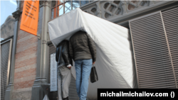  Двама гости на изложбата на Михайлов в Париж. 