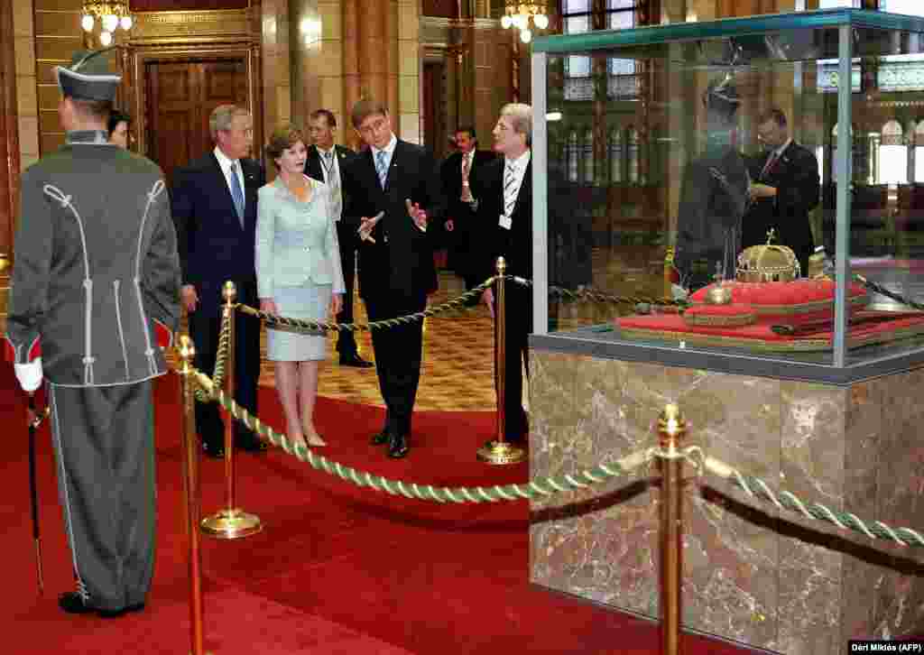 George W. Bush korábbi amerikai elnök és felesége, Laura Bush Gyurcsány Ferenccel a Szent Koronánál 2006. június 22-én