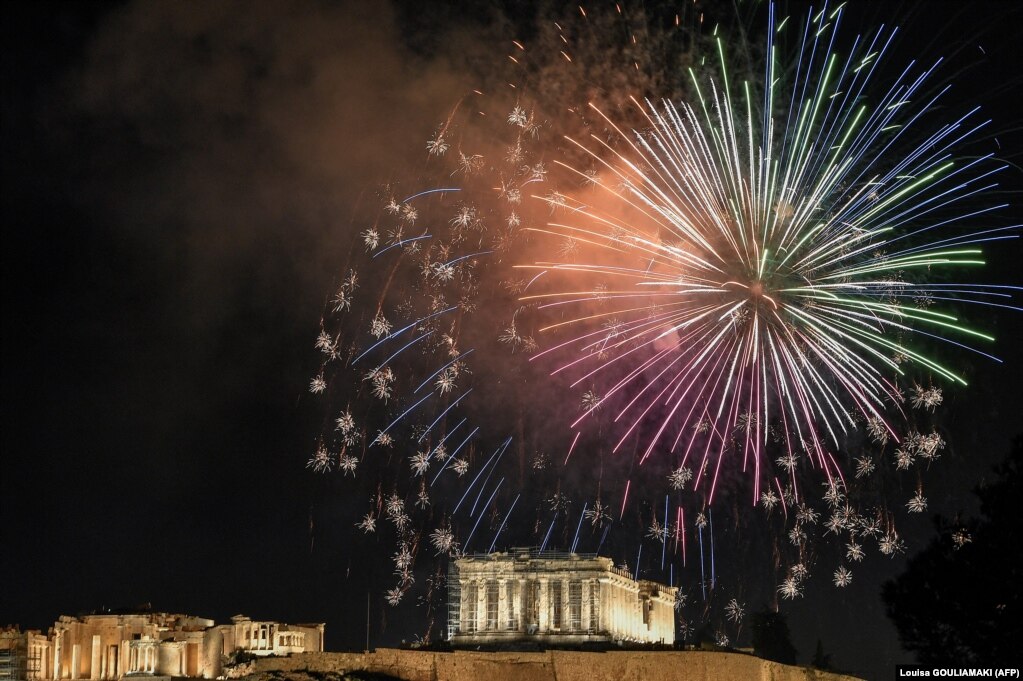 Fishekzjarrë pranë Akropolit Antik në Athinë gjatë festimeve për Vitin e Ri. Greqi, 31 dhjetor 2021.   