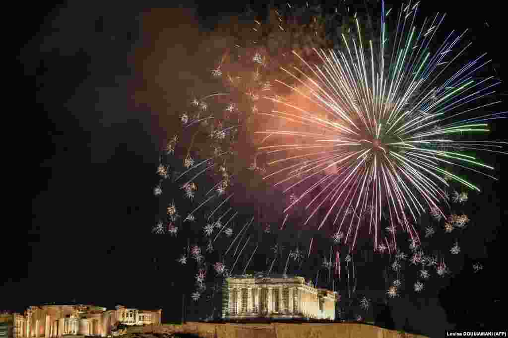 Fishekzjarrë pranë Akropolit Antik në Athinë gjatë festimeve për Vitin e Ri. Greqi, 31 dhjetor 2021. 