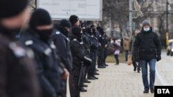  Плътен кордон от служители на реда пред постройката на Народното събрание 