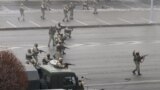 Қаңтар оқиғасы кезінде Республика алаңында жүрген қарулы сарбаздар. Алматы, 6 қаңтар, 2022 жыл.