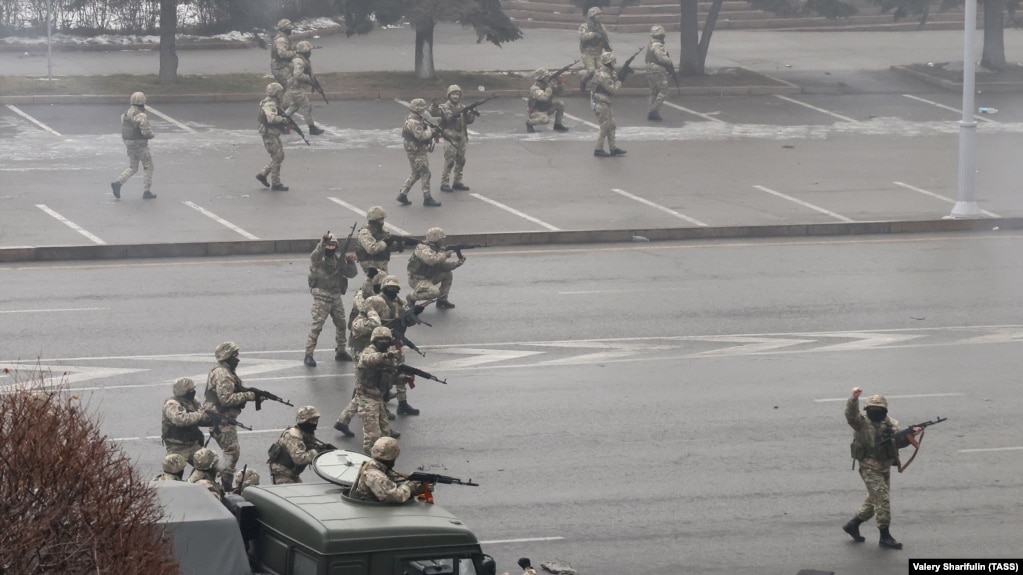Военнослужащие целятся в людей, вышедших на протесты против социальной несправедливости. Алматы, 6 января 2022 года