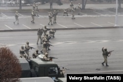 Военнослужащие во время «контртеррористической операции» в Алматы
