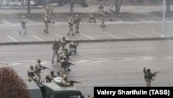 Военные с автоматами на площади Алматы 6 января 2022 года